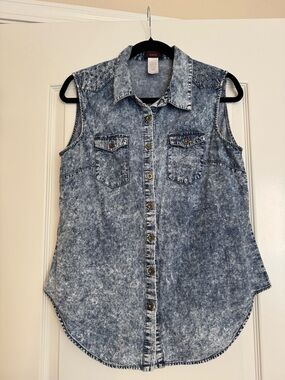 mark. Sleeveless Acid-Wash Denim Button-Down in Light Blue